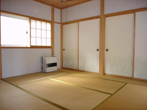 um quarto vazio com um micro-ondas e uma janela em Cottage All Resort Service / Vacation STAY 8427 em Inawashiro