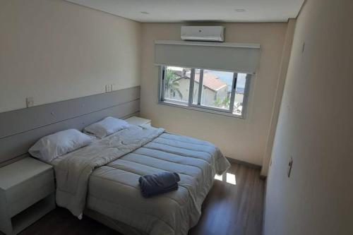 um pequeno quarto com uma cama e uma janela em Edificio Carmelitas insuperable una habitación em Assunção