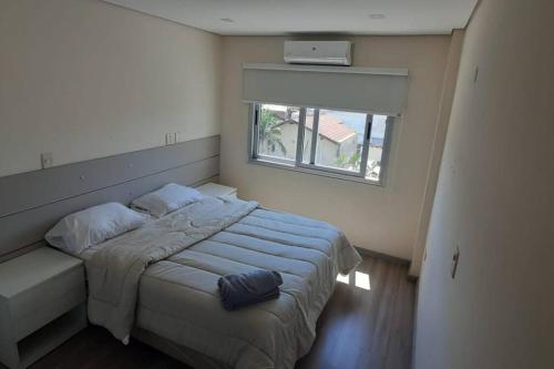 a small bedroom with a bed and a window at Edificio Carmelitas insuperable una habitación in Asuncion