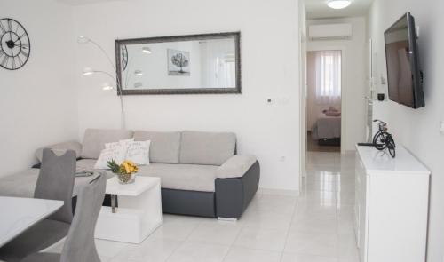 Apartments with hot tub Trogir - 22015