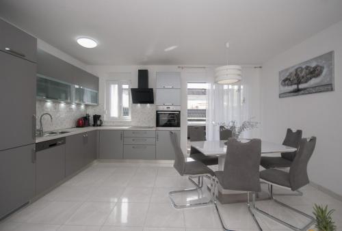 Apartments with hot tub Trogir - 22015
