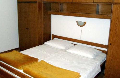 Apartments by the sea Barbat, Rab - 22053