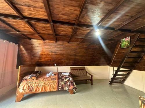 UpalaにあるBungalows Tenorio Montand Lodgeの木製の天井が特徴のベッドルーム1室(ベッド1台付)