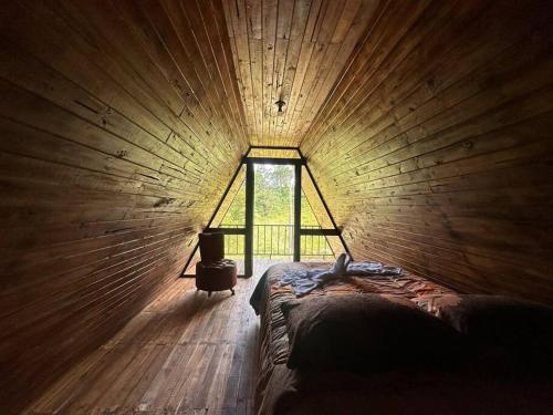 UpalaにあるBungalows Tenorio Montand Lodgeの窓付きの小さな部屋で、ベッド1台が備わります。