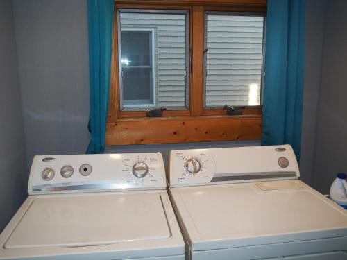 - deux lave-linge blancs dans une pièce avec fenêtre dans l'établissement Bayside Cottage - Remodeled And Great Location!, à Frankfort