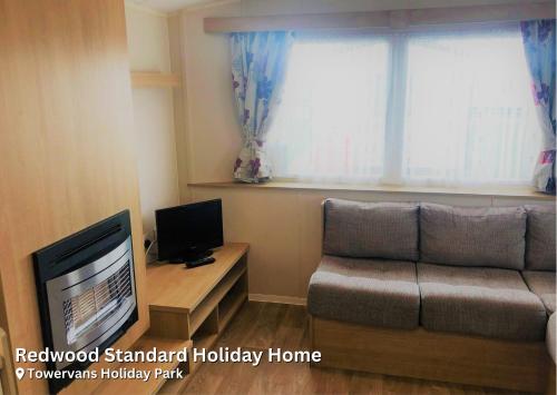 salon z kanapą i telewizorem w obiekcie Redwood Standard Holiday Home w mieście Mablethorpe