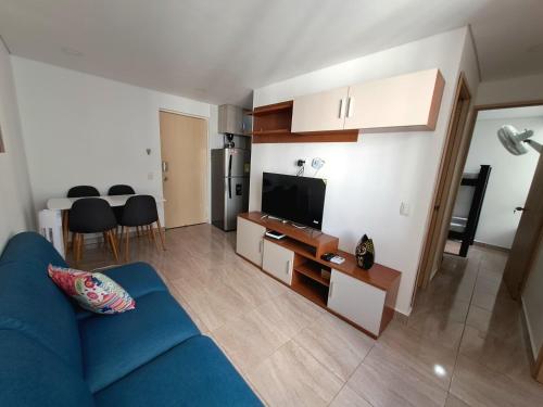 卡塔赫納的住宿－Cómodo apartamento en Cartagena，客厅配有蓝色的沙发和电视