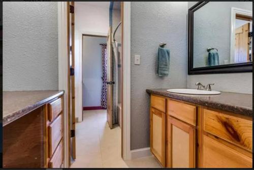 ein Badezimmer mit Waschbecken und Spiegel in der Unterkunft Luxurious farm house! 5-bed, 4 bath, pool and spa. in Bonham