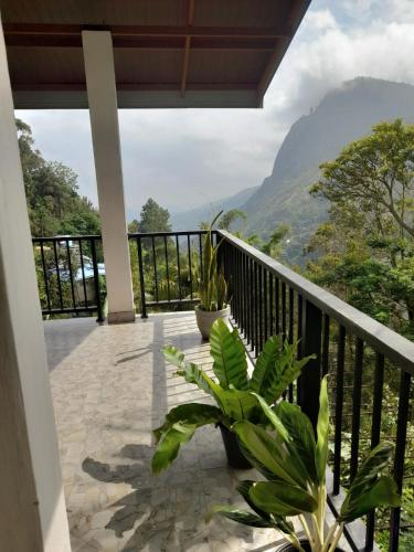 Vista generica sulle montagne o vista sulle montagne dall'interno della stanza in casa privata