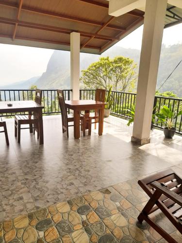 Vista generica sulle montagne o vista sulle montagne dall'interno della stanza in casa privata