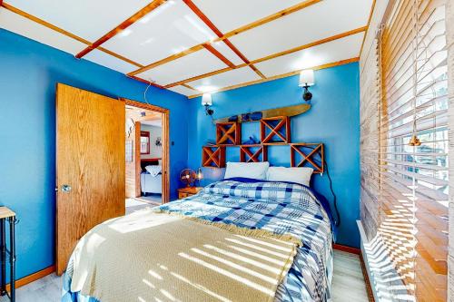 a bedroom with blue walls and a bed at The Cove in Golden