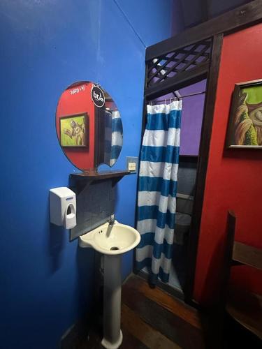 Playa Negra Brewing Beachfront Hotelにあるテレビまたはエンターテインメントセンター