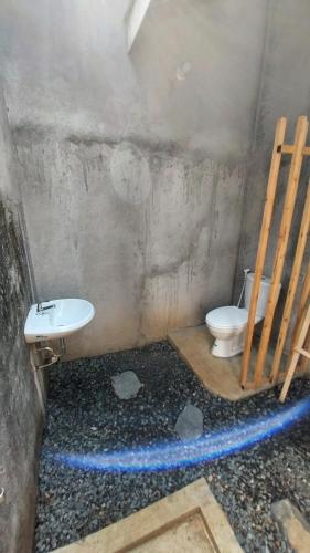 ein Bad mit einem WC und einem Waschbecken in der Unterkunft Mercusuar Resort Jepara in Kesembu