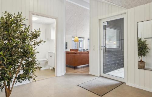 una puerta abierta a una sala de estar con sofá en Aqua 298, en Charlottenthal