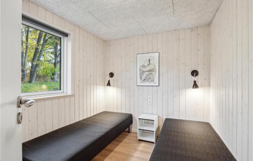 Habitación con banco negro en una habitación con ventana en Aqua 298, en Charlottenthal
