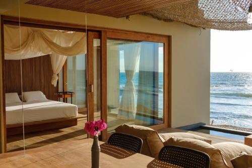 a bedroom with a bed and a view of the ocean at Alma Loft in Máncora