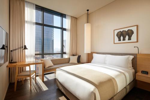 1 dormitorio con cama, escritorio y sofá en Shilla Stay Samsung COEX Center, en Seúl