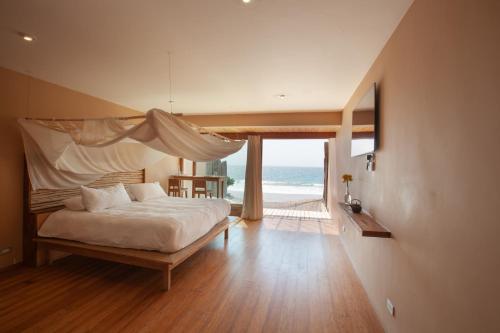 a bedroom with a bed and a view of the ocean at Alma Loft in Máncora