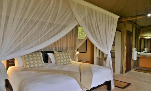 Ghoha Hills Savuti Lodgeにあるベッド