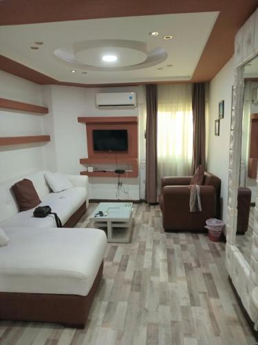 شقه مفروشه بالدقى للايجار مكيفه غرفه نوم وصاله ومطبخ وحمام استديو