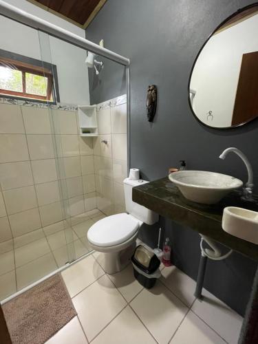Un baño con inodoro, lavabo y espejo. en CASA PRIVATIVA - 5 pessoas- Guarda do Embaú, en Guarda do Embaú