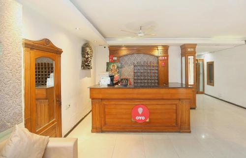 uma loja com um balcão de madeira num quarto em Hotel Queensland em Amritsar