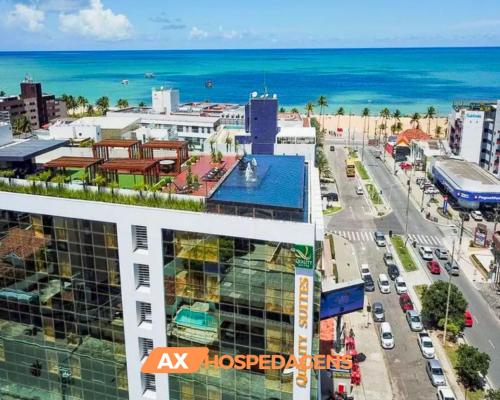 una vista aerea di una città con l'oceano di AX Qualité Premium a Tambaú