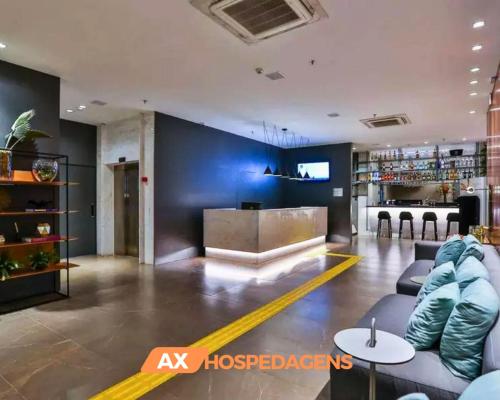 un soggiorno con un divano e un tavolo di AX Qualité Premium a Tambaú