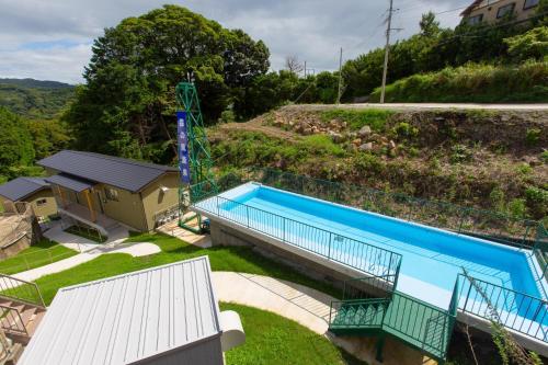 an overhead view of a swimming pool on a hill at 森の風 in Higashiizu