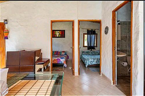 uma sala de estar com uma mesa de vidro e um quarto em alto palmas 2.0 em Medellín