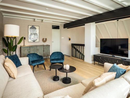 デ・カクスドルプにあるFarmhouse in Texel near De Slufter Reserveのソファとテレビのあるリビングルーム