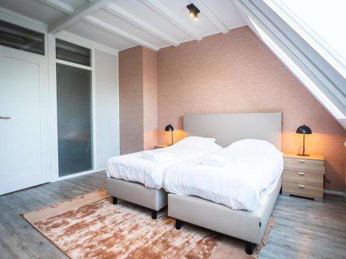 Ένα ή περισσότερα κρεβάτια σε δωμάτιο στο Farmhouse Apartment Near De Slufter