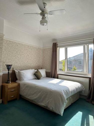 - une chambre avec un lit blanc et une fenêtre dans l'établissement Carlisle The Cathedral City And Gateway In Cumbria, à Carlisle