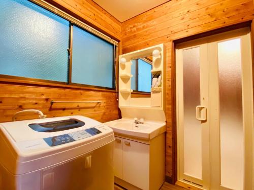 阿蘇市にあるAso - Cottage - Vacation STAY 83363のバスルーム(洗面台、トイレ付)、窓が備わります。