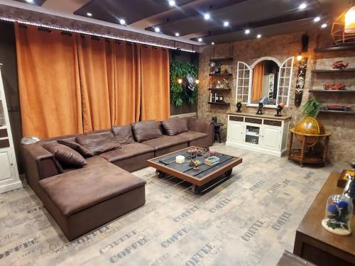 布里歐內斯的住宿－Chalet entero en La Rioja，客厅配有沙发和桌子