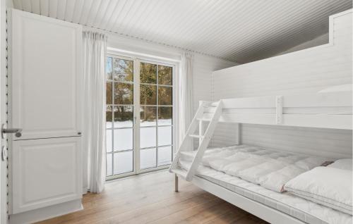 Litera blanca en habitación blanca con ventana en Gorgeous Home In Liseleje With Wifi en Liseleje