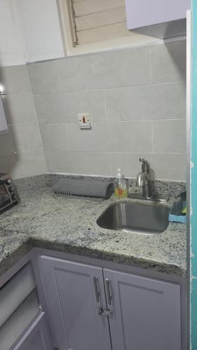 Dapur atau dapur kecil di Cool's 1 bedroom Beach & Garden View