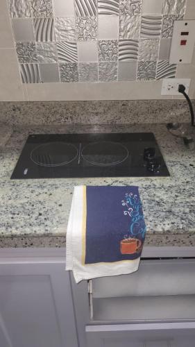 Dapur atau dapur kecil di Cool's 1 bedroom Beach & Garden View