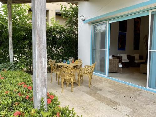 un patio con mesa, sillas y sofá en Acojedora villa familiar en cartagena, a 20 minutos del aeropuerto, en Cartagena de Indias