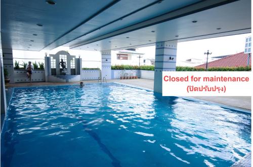 ein Pool mit einem Schild, auf dem steht, dass wegen Wartungsarbeiten geschlossen ist in der Unterkunft Betong Merlin Hotel in Betong