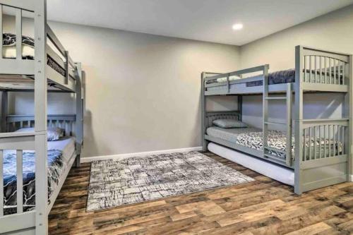 Двухъярусная кровать или двухъярусные кровати в номере Beautiful Privt Backyard-Spacious-Game Room-BBQ