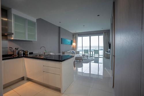 Dapur atau dapur kecil di Movenpick Residences Pattaya with Ocean View