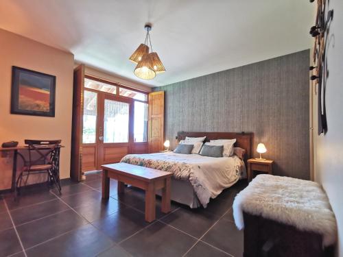 - une chambre avec un lit et une table dans l'établissement Guestroom Saint-Privat-d'Allier, 1 pièce, 2 personnes - FR-1-582-409, à Saint-Privat-dʼAllier