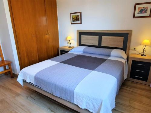 um quarto com uma cama grande e duas mesas de cabeceira em Apartamento Llançà, 3 dormitorios, 7 personas - ES-170-60 em Llançà