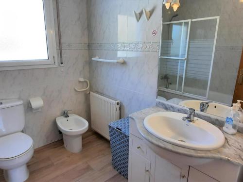 uma casa de banho com um WC e um lavatório em Apartamento Llançà, 3 dormitorios, 7 personas - ES-170-60 em Llançà