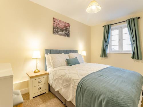 Un dormitorio con una cama grande y una ventana en Brewers Cottage-uk45454, en Montgomery