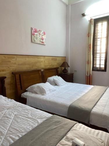 1 Schlafzimmer mit 2 Betten und einem Fenster in der Unterkunft Homestay 484 in Pleiku