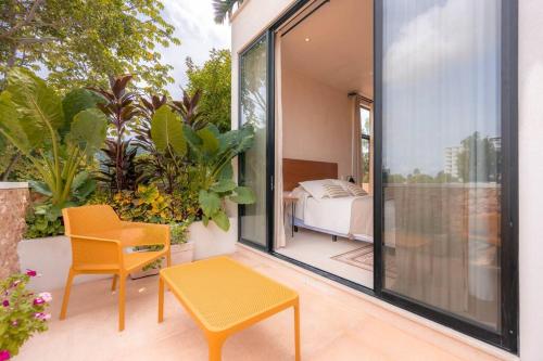 a balcony with a bed and a table and chairs at Kinal 06 - Apartment in Mérida