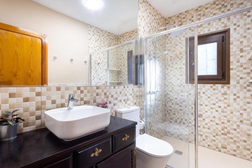 e bagno con lavandino, servizi igienici e doccia. di Lightbooking Casa de campo Ortigal Tenerife a La Caridad