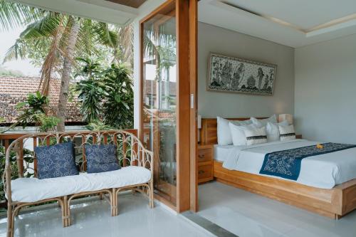 sypialnia z łóżkiem i balkonem w obiekcie The Umari w mieście Ubud